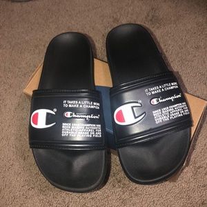 Champion Slides Size 5Y, 7 in Woman :)